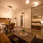 Madona Di Appartement *