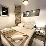 Madona Di Appartement *