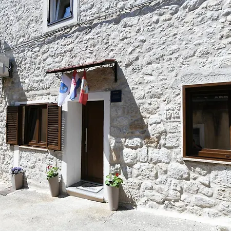Madona Di Appartement *